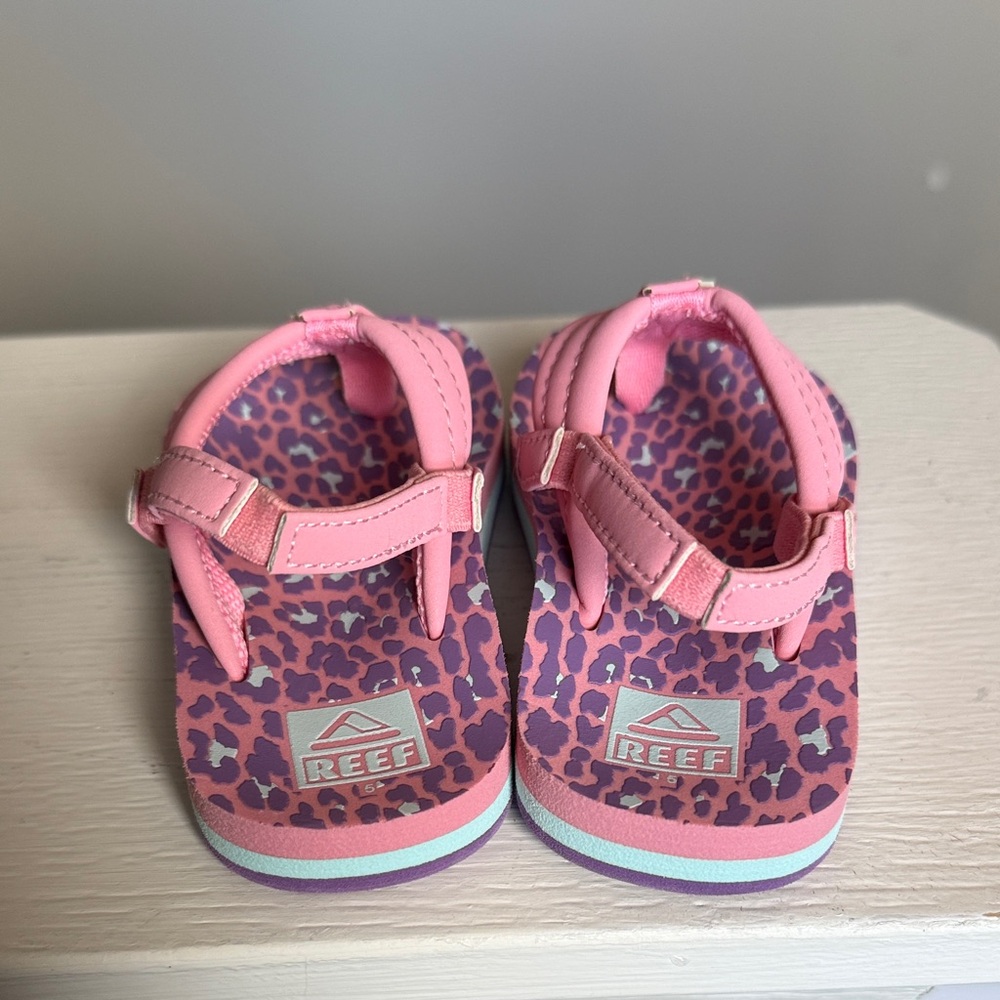Reef Kids Pink Leopard Print Sandals - Picture 7 of 8